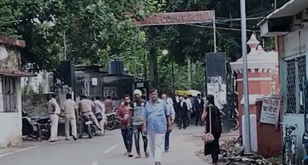 सबूत के तौर पर दरोगा ही बम लेकर पहुंच गए कोर्ट, जब हुआ विस्फोट तो जानिये क्या हुआ