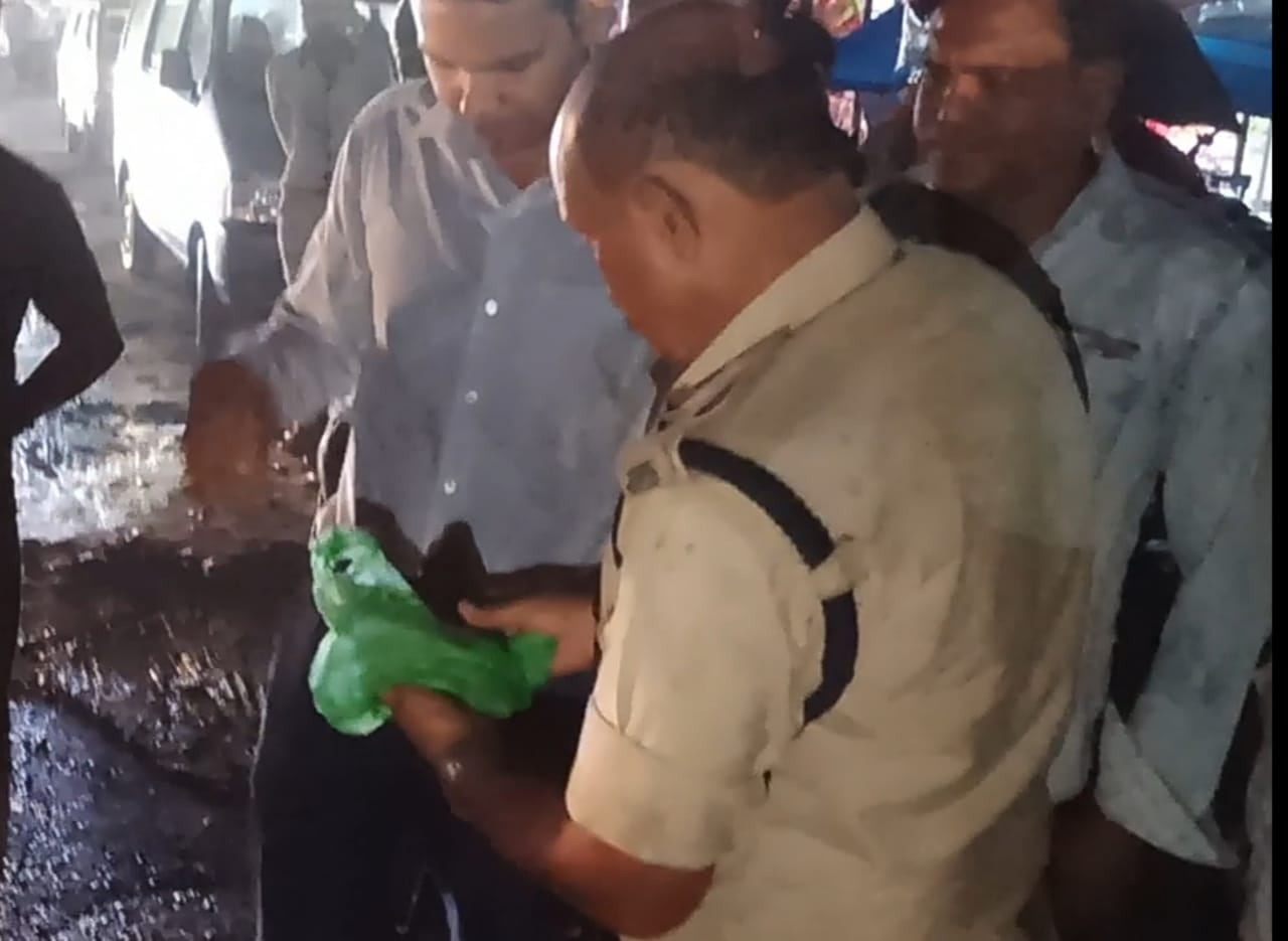 पल्सर पर सवार युवकों ने मारा धक्का, कमर से पिस्टल गिरने के बाद रेस हुई पुलिस