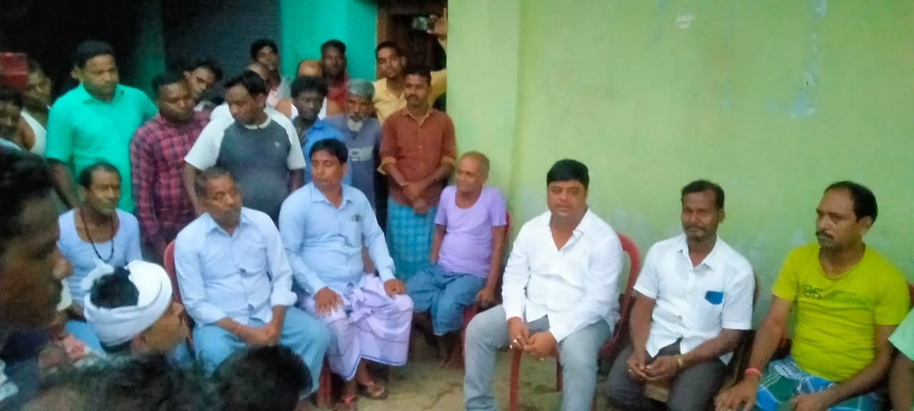 DHANBAD:  बरसते पानी में नहा कर छत से उतर रही महिला काे लगा ठनका, गई जा'न