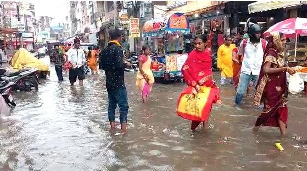 मुजफ्फरपुर: प्रशासन के दावे खोखले, भक्तों को नाले के पानी में चलकर करने पड़ रहे हैं भगवान के दर्शन