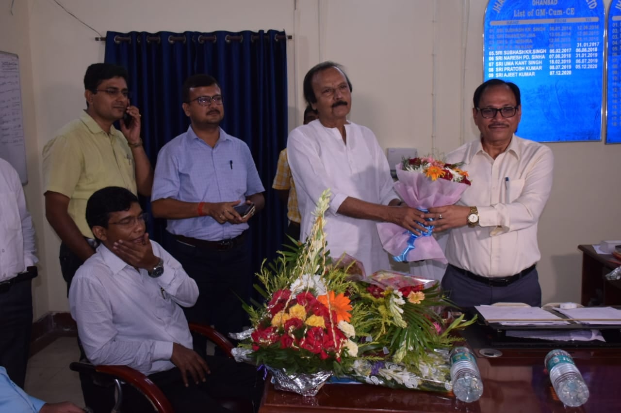 बिजली संकट के बीच धनबाद में नए जीएम का बहुत बहुत स्वागत है.... !!!