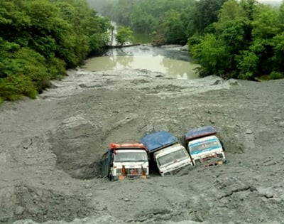 झुमरी तिलैया: अंबादाह खदान में देर रात तीन हाइवा गिर गए 100 फीट नीचे, जानिये पूरा मामला