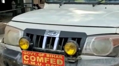 औरंगाबाद: सरकारी नंबर प्लेट लगी बोलेरो से ढोई जा रही थी शराब, धंधेबाज गिरफ्तार