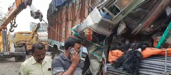 ट्रक और  ट्रेलर में  भीषण टक्कर, पांच घायल