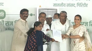 कड़ी धूप परीक्षा ले रही थी, फिर भी जॉब लेटर पा कर खुश थीं छात्राएं