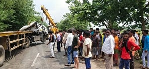 'Soft Drink' से लदी कंटेनर पलटी- घायलों को छोड़ बोतल लूटने के लिए दौड़ पड़े लोग