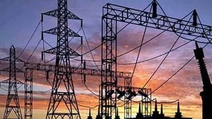 चतरा: आंख मिचौली का खेल-खेल रही बिजली, कई ट्रांसफार्मर पड़े हैं खराब
