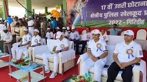 गिरिडीह में जुटे कई जिले के खिलाड़ी पुलिसकर्मी, DIG नरेंद्र सिंह बोले- खेलकूद से खत्म होती है सामाजिक दूरी