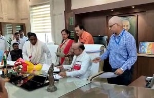 Breaking News: मांडर MLA शिल्पी नेहा तिर्की ने अंग्रेजी में ली शपथ