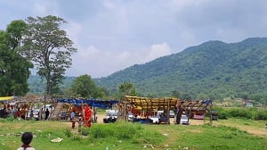 तीर्थाटन: मंदिर से मज़ार पर जाता है झंडा,  सवा इंच की मूर्ति सात मीटर का वस्‍त्र