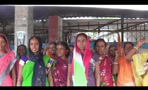 DHANBAD: मनईटांड़ के लोगों को डेढ़ साल से सप्लाई पानी भी मयस्सर नहीं,  महिलाएं गुस्से में सड़क पर उतरीं