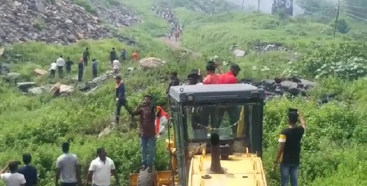 आउटसोर्सिंग कंपनी को लेकर ढुल्लू-जलेश्वर समर्थकों के बीच फिर हिंसक झड़प, पुलिस के सामने फूटे बम,चली गोलियां