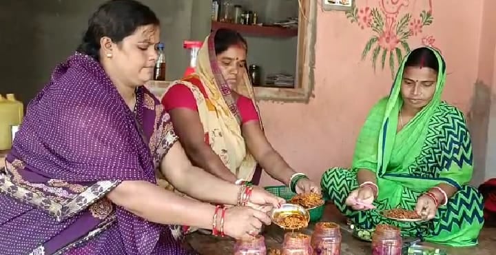 आर्थिक रूप से कमजोर बासुकीनाथ की महिलाएं समूह बना रही स्वादिष्ट आचार, सरकार से बाजार की कर रही मांग