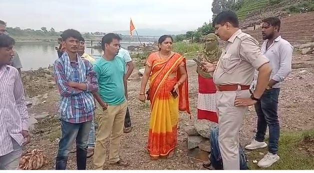 JAMSHEDPUR: नहाने के दौरान सेल्फ़ी ले रहा युवक नदी में डूबा, हुई मौ'त