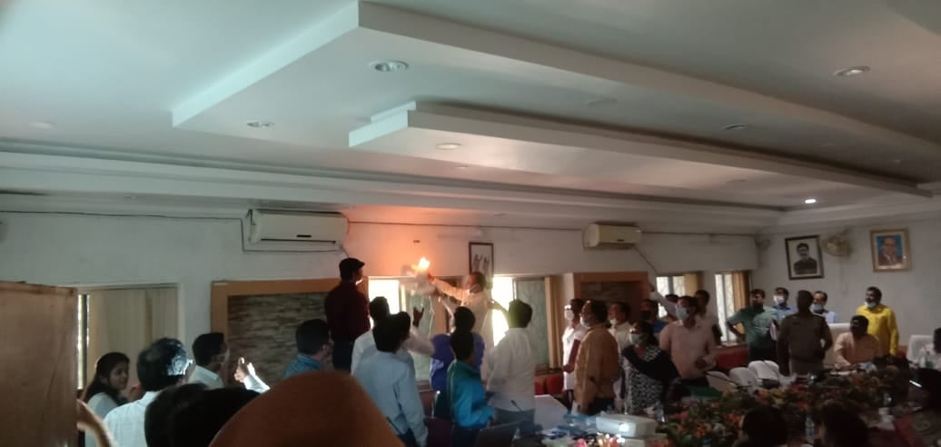 गुमला : केन्द्रीय मंत्री अर्जुन मुंडा कर रहे थे बैठक, तभी पंखे में अचानक लग गई आग