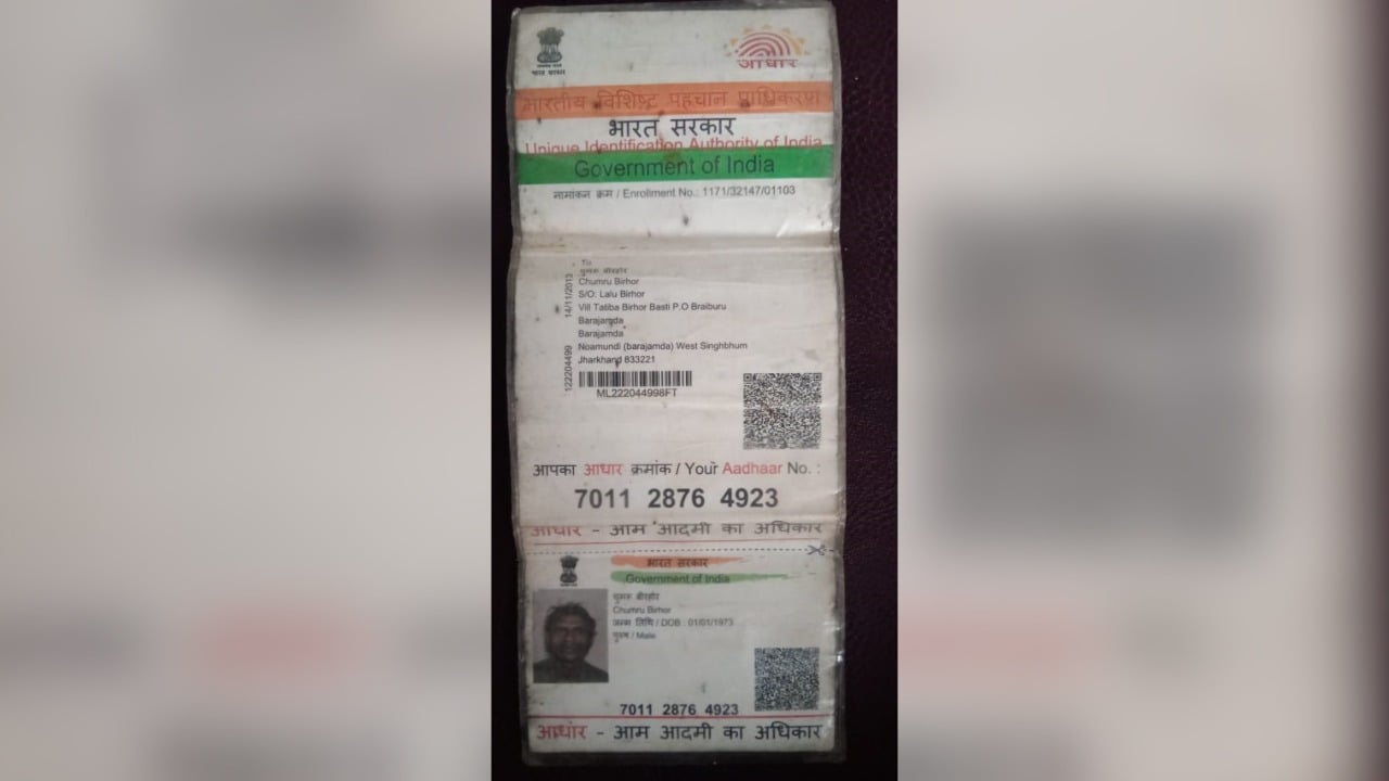 इलाज के अभाव में दम तोड़ देने वाले चुंबरु बिरहोर के परिवार का पुनर्वास अटका, नोआमुंडी बीडीओ ने टाटीबा का मानने से किया इंकार