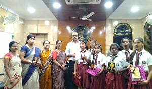 इंटर आर्ट्स में अच्छा  प्रदर्शन करने के लिए DHANBAD उपायुक्त ने किया सम्मानित