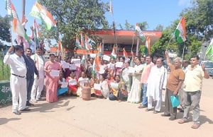 गैस सिलेंडर लेकर महंगाई के खिलाफ सड़क पर उतरीं कांग्रेस कार्यकर्ता, लगाए नारे