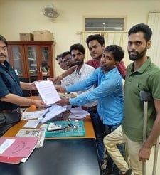 JSSC जूनियर इंजीनियर परीक्षा गड़बडी मामले में चैयरमैन को अभ्यर्थियों ने सौंपा ज्ञापन