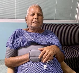 प्रार्थना का असर:  कल तक स्थिति थी गंभीर आज उठकर बैठे लालू प्रसाद, खायी खिचड़ी
