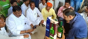 कार्य के समय शराब पीना BDO को पड़ा महंगा, विधायक ने लगाई जमकर फटकार