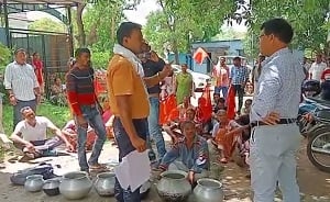 चाईबासा: पेयजल की लचर व्यवस्था से ग्रामीण परेशान, खाली बर्तनों के साथ उतरे सड़क पर