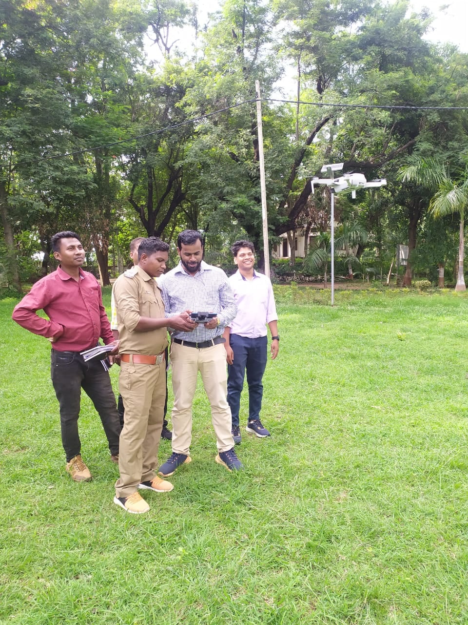 सारंडा के वन संपदा पर अब तीसरी आंख से होगी निगहबानी, वन कर्मियों को मिला ड्रोन चलाने का प्रशिक्षण