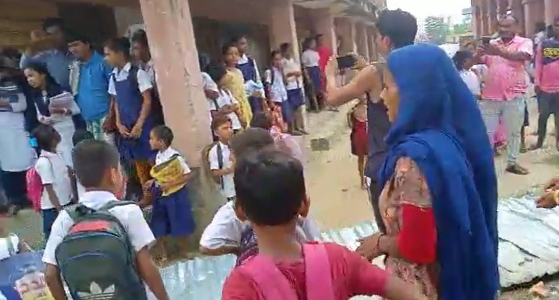 हेडमास्टर पर छात्रों का आरोप :  पहले पैर दबाओ, फिर मिलेगा खाना, विरोध में छात्रों का  हंगामा