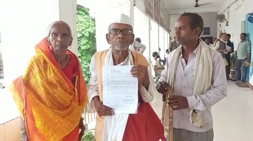 पेंशन के लिए डीएम के दफ्तर का चक्कर लगा रहे स्वतंत्रता सेनानी, बोलें - नहीं दे सकते पेंशन ,तो कफन ही दे दीजिए