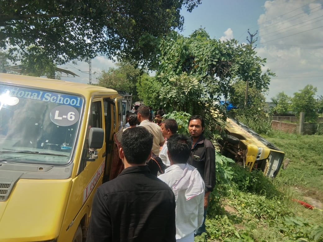 पटना : स्टेयरिंग फेल होने से स्कूल बस गड्ढे में पलटा, 3 छात्र घायल