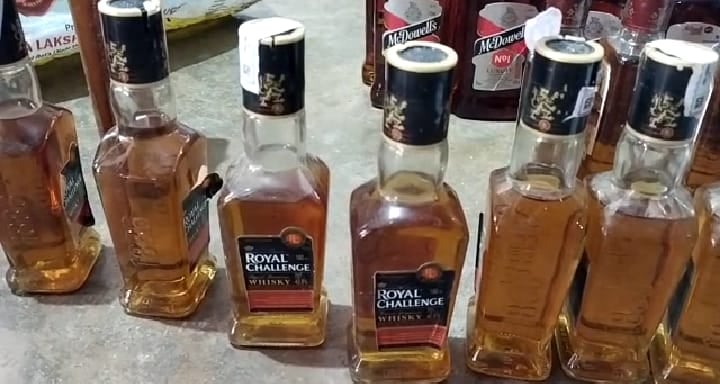 दुग्दा में घर से मिला भारी मात्रा में अवैध विदेशी शराब, तस्कर भागने में सफल