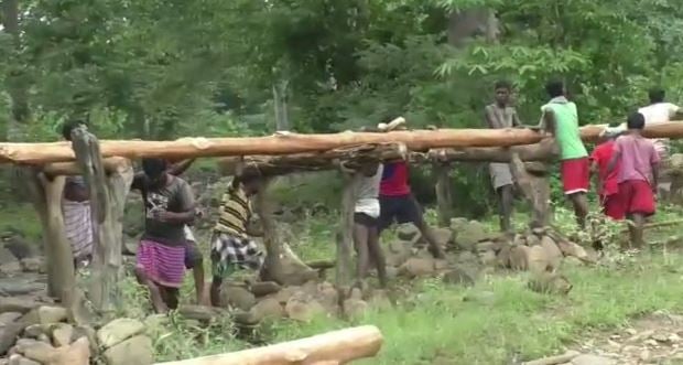 बरसात से पहले हर साल चट्टानीपानी गांव में बनता है लकड़ी पुल, उसी से आवागमन करते हैं ग्रामीण, वोट बहिष्कार का भी असर नहीं पड़ा जनप्रतिनिधियों पर