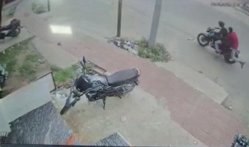 मोबाइल से भरे बैग लेकर बाइक सवार दो युवक हुए फरार, सीसीटीवी में  घटना कैद