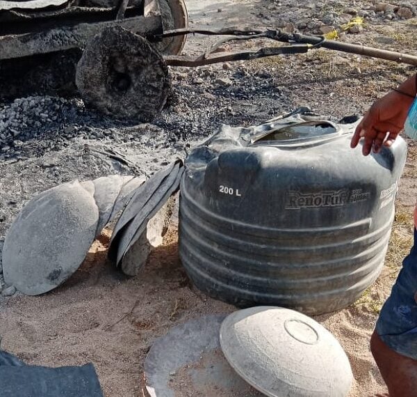 BREAKING :  पोड़ाहाट में नक्सलियों ने जलाया मिक्सचर मशीन, सरकारी भवन का काम रोका, मजदूरों को धमकी देकर भगाया