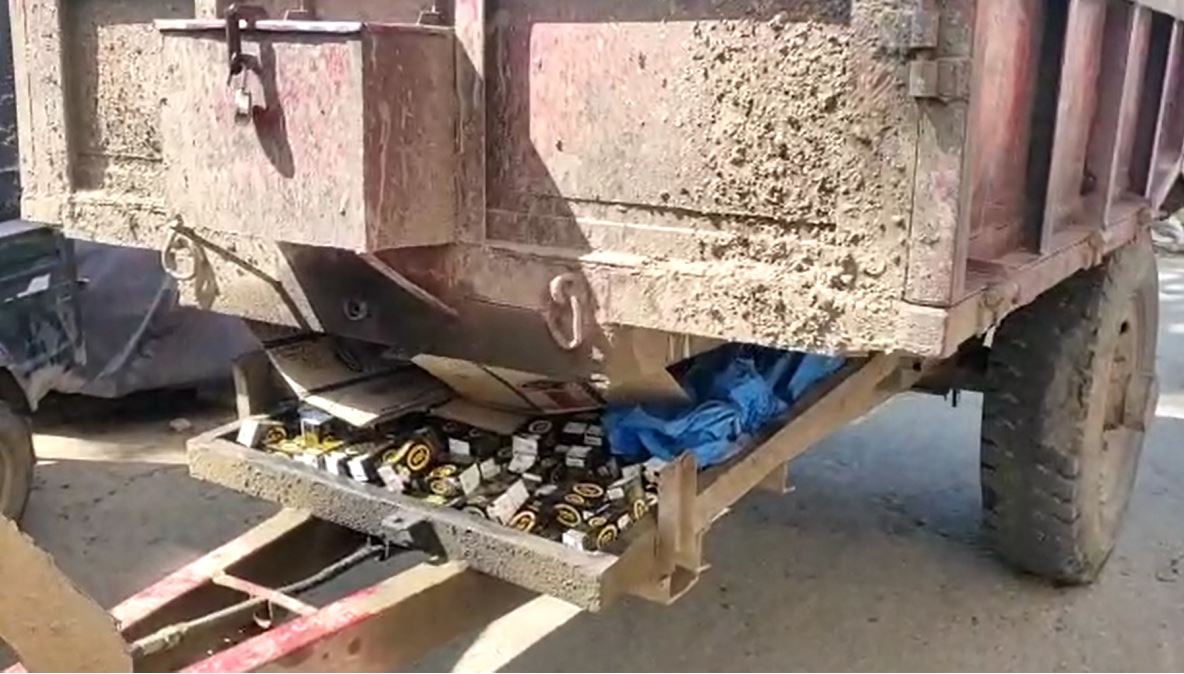 ट्रैक्टर की ट्रॉली के नीचे तहखाना बनाकर यूपी से लायी जा रही थी शराब, तस्कर गिरफ्तार