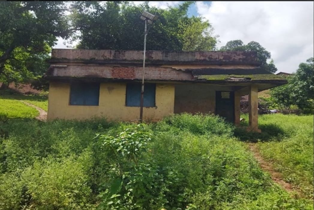 सारंडा के राजाबेड़ा गांव का आंगनबाड़ी केंद्र बंद, कुपोषित बच्चों को नहीं मिल रहा आहार