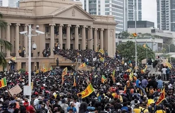 श्रीलंका संकट : राष्ट्रपति भवन छोड़ने को तैयार नहीं प्रदर्शनकारी, पिकनिक स्पॉट बना राष्ट्रपति भवन