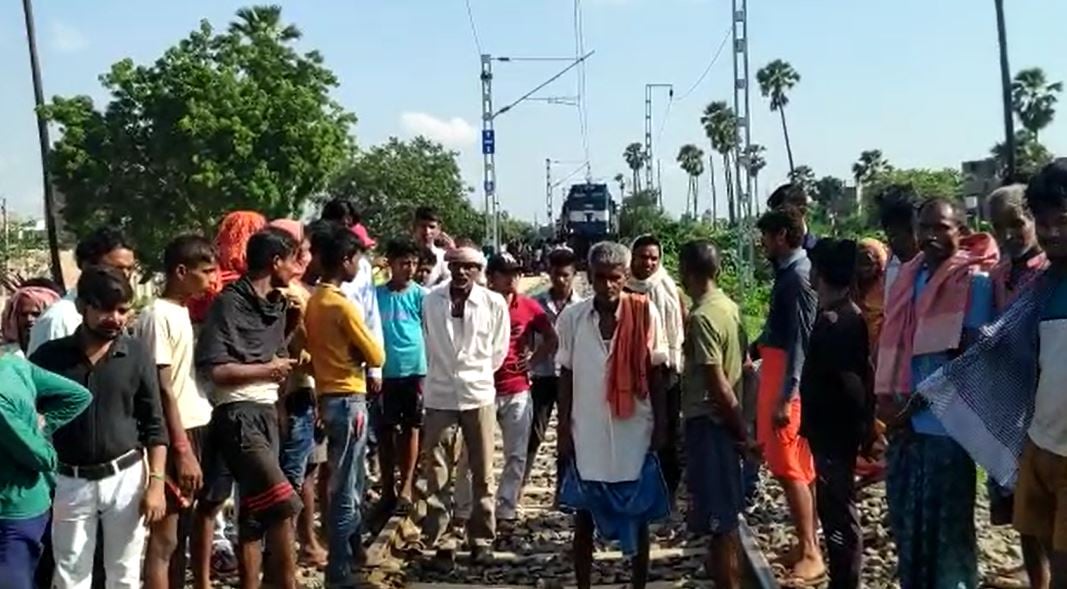 कान में इयर फोन लगाकर रेलवे ट्रैक से गुजर रहा था युवक, ट्रेन की चपेट में आने से हुई मौत
