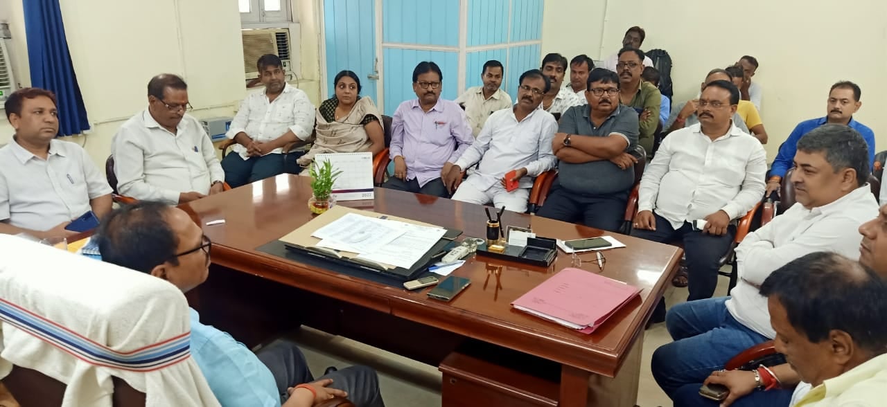 बिजली की समस्या से परेशान  झरिया -सिंदरी के लोग पहुंचे जीएम कार्यालय ,कहा -अब तो हद हो गई है