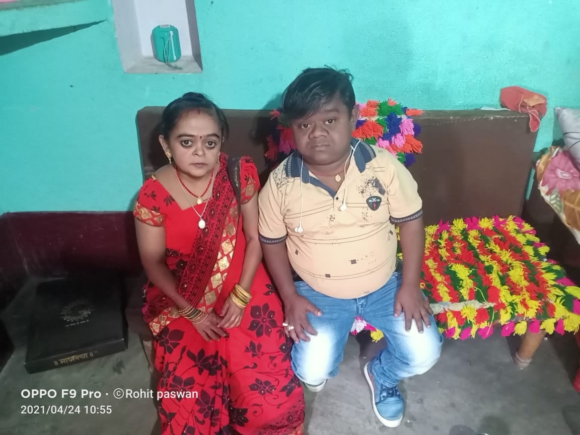 ढाई फ़ीट के बौने दम्पति ने 5 फ़ीट के चोर को पकड़ जम कर की पिटाई, फिर पुलिस को सौंपा , वीडियो वायरल
