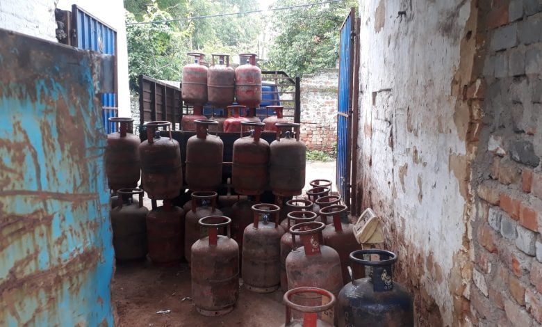 JAMSHEDPUR: शहर में बेखौफ चल रहा गैस रिफिलिंग का अवैध कारोबार, कई घरेलू और व्यवसायिक सिलेंडर जब्त