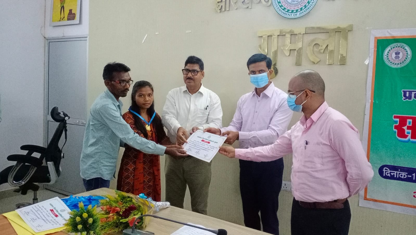 गुमला: इंटर में टॉप 10 छात्रों को डीसी ने किया सम्मानित, कहा- जीवन में सफल होने के लिए चरित्र निर्माण जरूरी