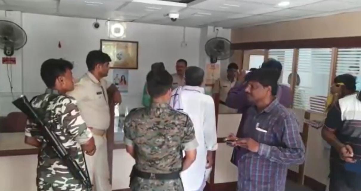 बेगूसराय में  पंजाब नेशनल बैंक से 13 लाख की लूट, सीसीटीवी की मदद से अपराधियों की तलाश जारी