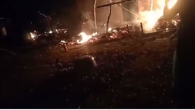 जमीन विवाद में पहले चाकू मार किया घायल, फिर घर में लगाई आग, सबकुछ हुआ खाक