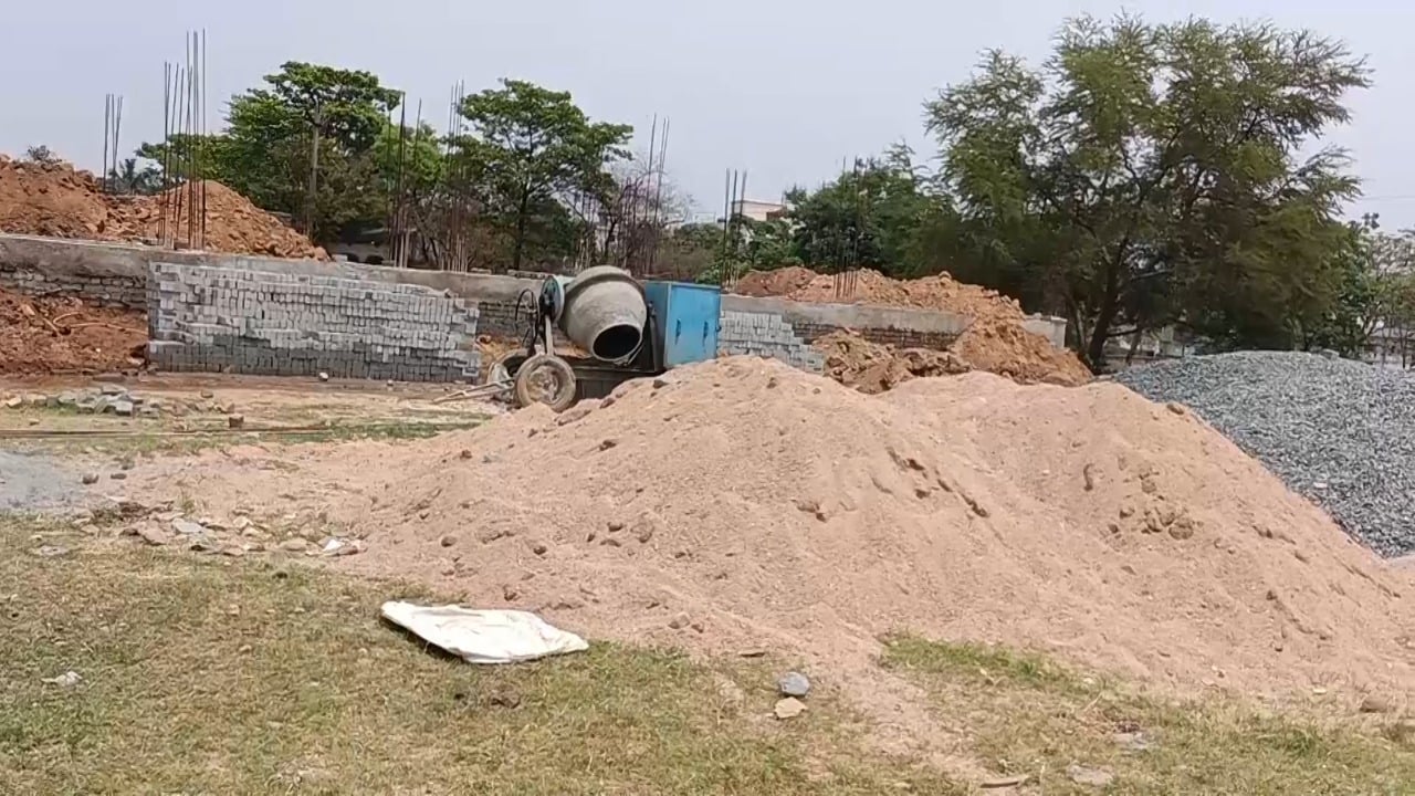 धनबाद में बेधड़क बालू से तेल निकाल रहे हैं तस्कर, जानिए मामला