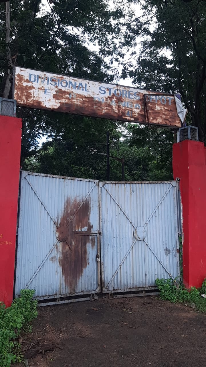 BREAKING :धनबाद में आज फिर हुई बमबाजी, रेलवे स्टोर के गेट पर फोड़ा गया बम