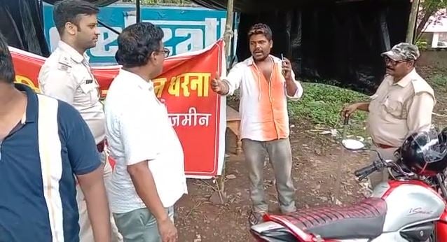 नशे में धुत युवकों ने अंचलाधिकारी पर लगाया गंभीर आरोप, पुलिस के साथ भी किया गलत व्यवहार