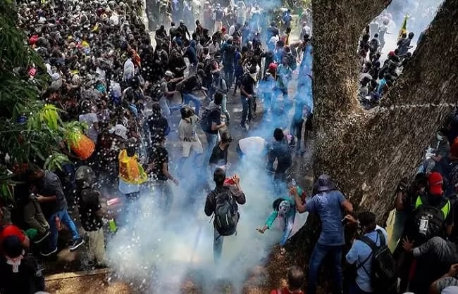 श्रीलंका में सेना ने संभाला मोर्चा,  दोबारा लगाना पड़ा कर्फ्यू