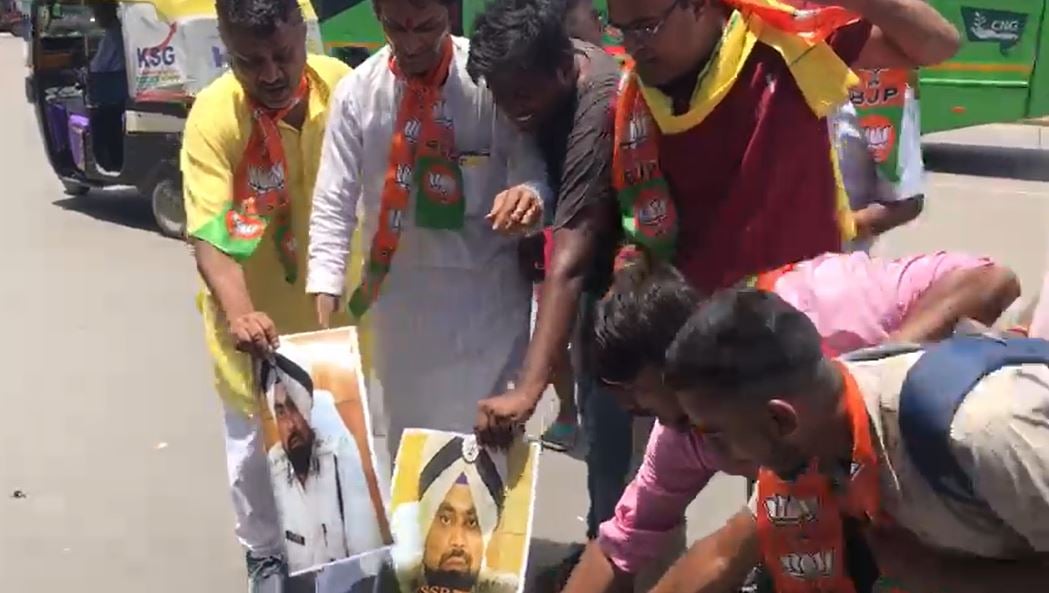 पटना एसएसपी मानवजीत सिंह की PFI से RSS की तुलना पर बीजेपी कार्यकर्त्ता कर रहे प्रदर्शन, बर्खास्ती की मांग