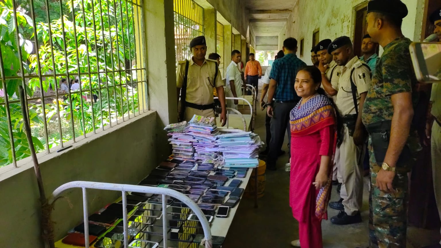 आरा: B.Ed परीक्षा में मोबाइल और गेस पेपर लेकर पहुंचे थे परीक्षार्थी, 80 को किया गया निष्कासित